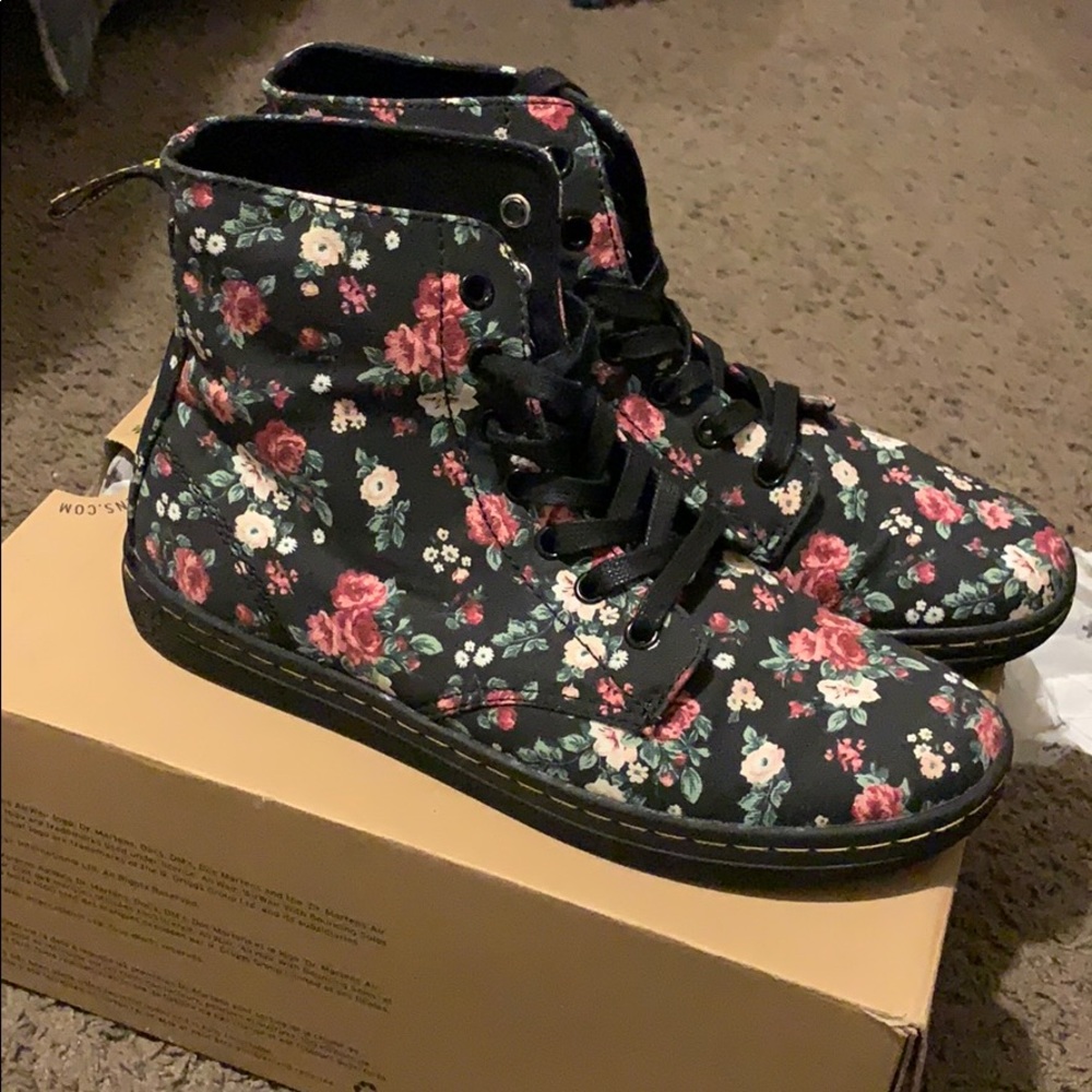 Flowered pattern dr. martens